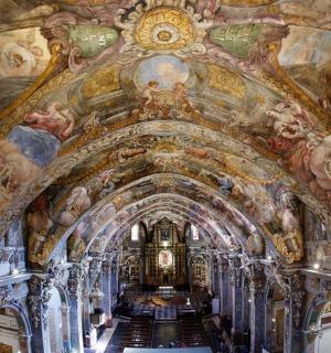 教堂天花板上有绘画的大房间