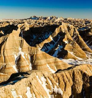 沙漠与白雪皑皑的山脉的空中景观