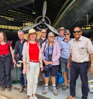 一群人站在飞机前