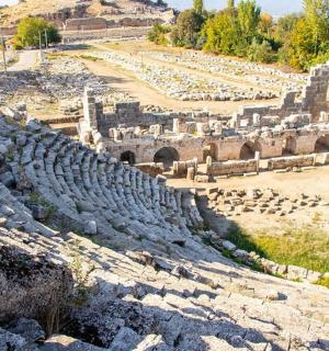 一座古老的圆形剧场,里面有一堆岩石