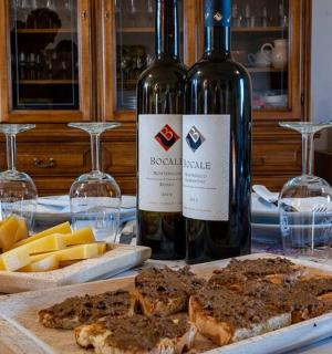 桌子上有两瓶酒、面包和奶酪