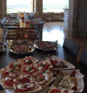 桌子上摆满了各种食物