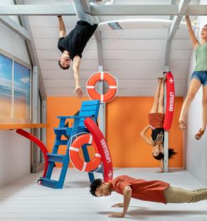 Dvě dívky si hrají na lezecké stěně