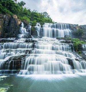 大瀑布,水流入河中