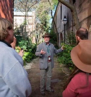 skupina lidí stojící kolem muže v uličce