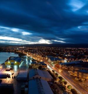 灯光璀璨的城市夜景