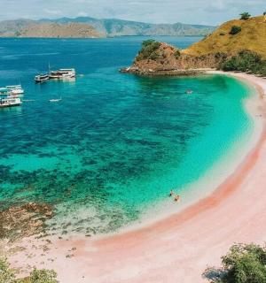 海滩鸟瞰图,水中停泊着船只