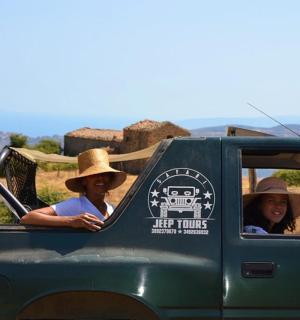 ピックアップトラックの後部に乗った二人の女の子