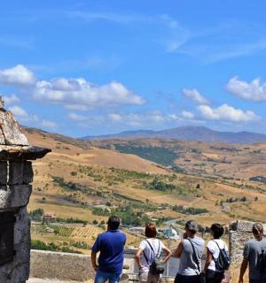 กลุ่มคนยืนอยู่บนกำแพงหิน