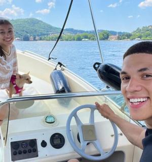 un home i una dona asseguts en un vaixell