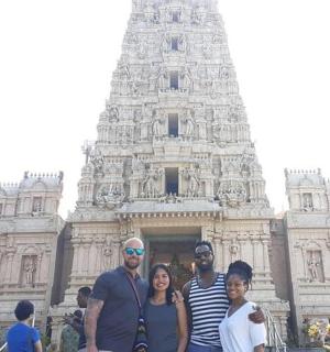 一群人站在一栋建筑物前