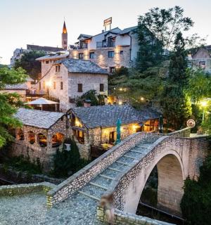 most přes řeku ve městě s budovami