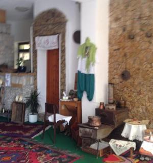 obývací pokoj s kamennou zdí