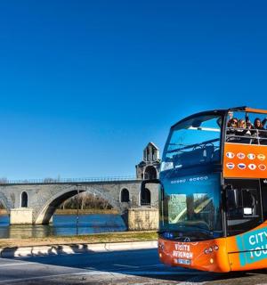 一辆橙色的双层巴士在路上行驶