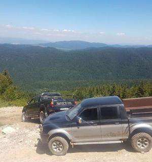 两辆卡车停在土路边