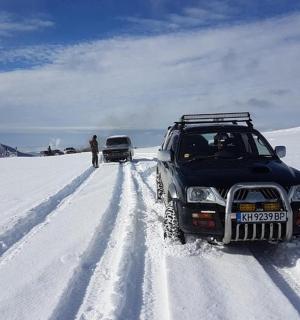 一辆 SUV 停在积雪覆盖的道路上