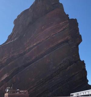 velká skalní stěna vedle modré oblohy