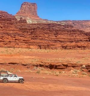 bílý nákladní vůz zaparkovaný v poušti poblíž hory