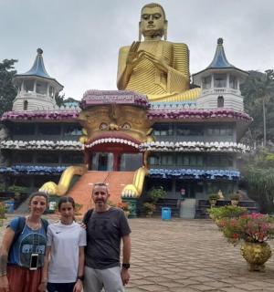 一群人站在雕像前