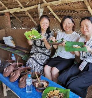 三个女人坐在沙发上，手里拿着盘子
