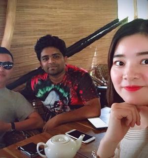 三个人坐在桌旁