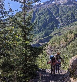 山路上的两个人和一匹马