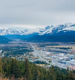 Letecký pohled na město se zasněženými horami