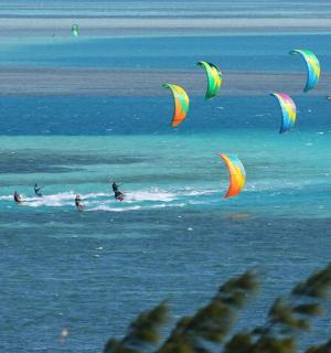 一群人在海上风筝冲浪