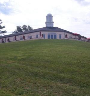 velká budova na vrcholu travnatého kopce