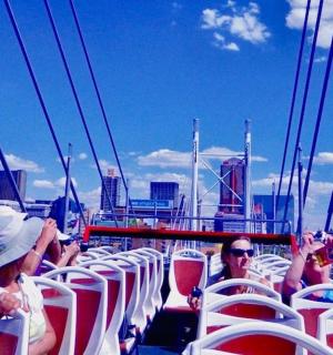 一群人坐在船上喝酒