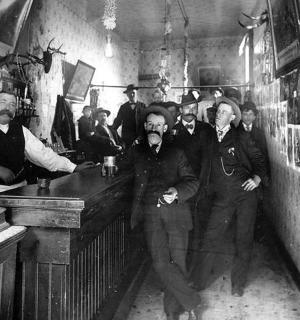 一群男人坐在酒吧里