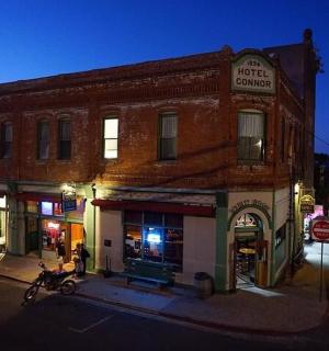 stará cihlová budova s hotelovým centrem na ulici