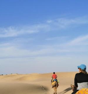 两个人在沙漠中骑马