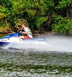 一名男子在水中驾驶水上摩托艇