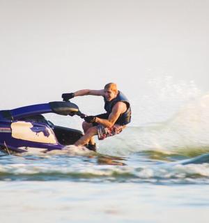一名男子在水中驾驶水上摩托艇