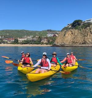 skupina lidí v kajacích ve vodě