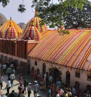 一群人围着一栋建筑走动