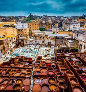 一个有很多厕所的城市的鸟瞰图