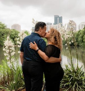 一男一女在湖边接吻