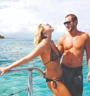 muž a žena stojící na lodi v oceánu