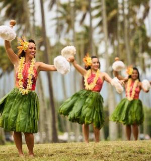skupina dívek v zelených sukních držících vatové tampony