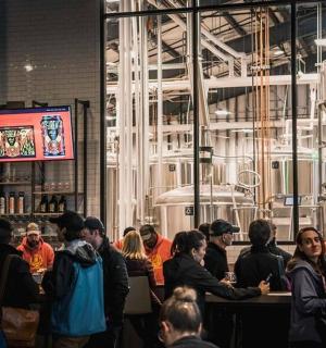 skupina lidí sedících u baru v restauraci