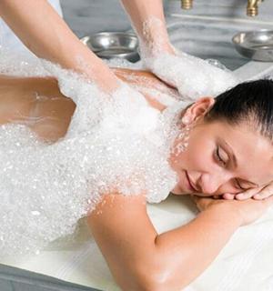 一名女子在浴缸里，浑身沾满糖