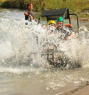 skupina lidí jedoucích na lodi ve vodě