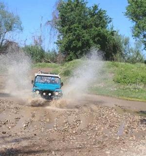 一辆蓝色卡车在土路上行驶