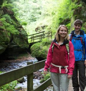 mężczyzna i kobieta idący po moście