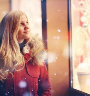 一位女士站在商店橱窗前