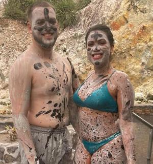 一名男子和一名女子站在水中