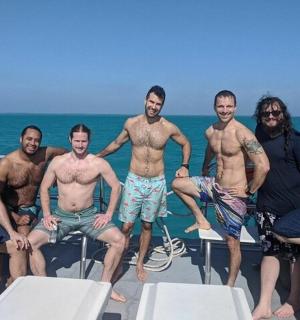 一群男人坐在船尾