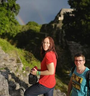 一名男子和一名女子在山上行走